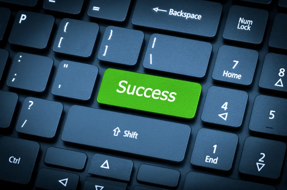 close-up-laptop-keyboard-focus-success-key-toning-is-blue experte seo bex chablais