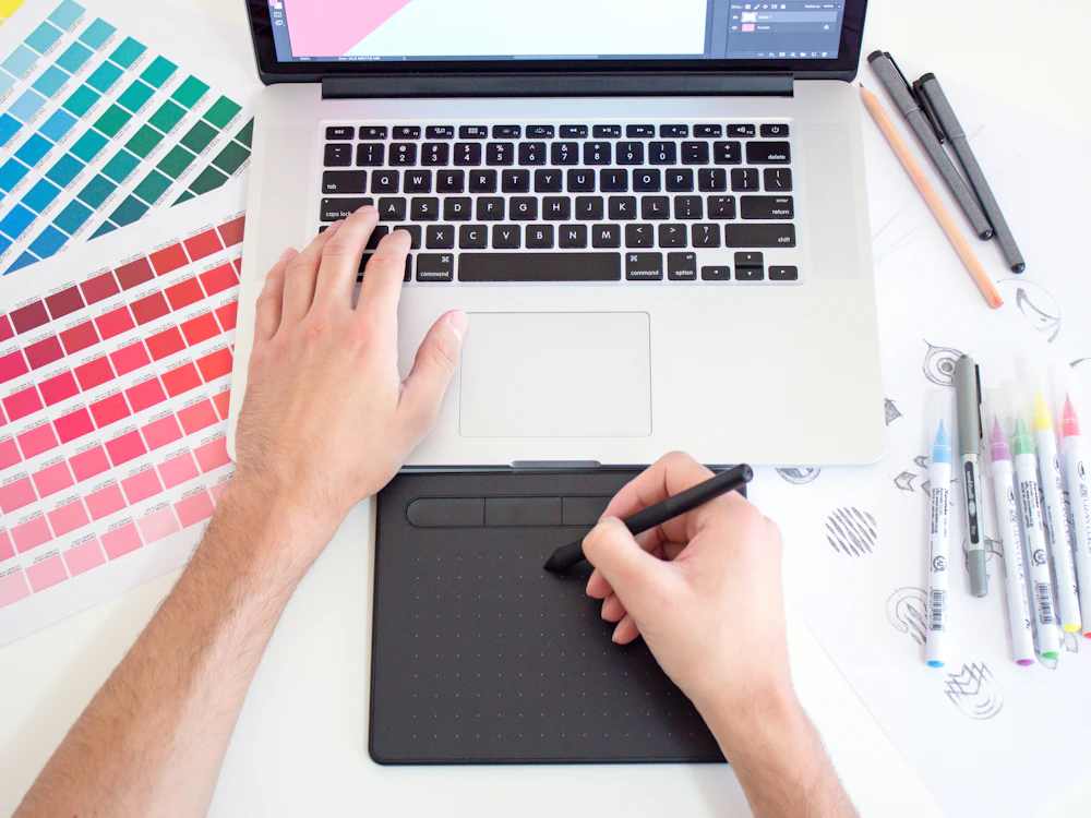 Création graphique d'un site sur tablette avec un nuancier de couleurs